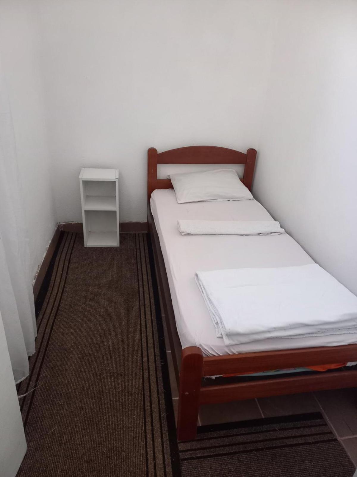 Mitrovici  Traveler'S Rest - Near Podgorica Airport旅舍 外观 照片